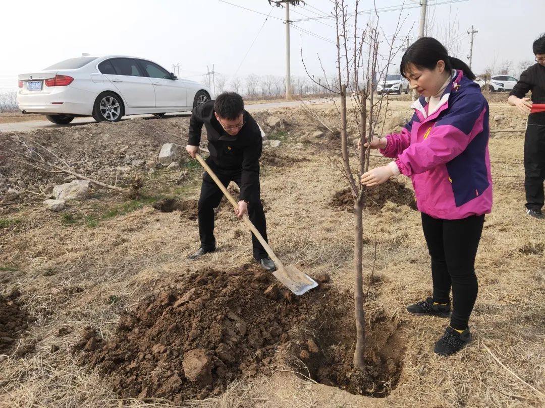 “綠水青山黨旗揚 一心向黨守初心”植樹節活動(圖3)